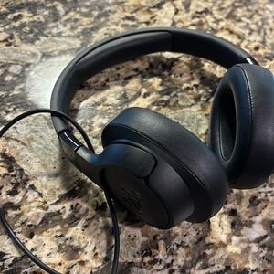 Jbl wireless headphones with black cord